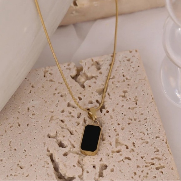 NEW 18k gold plated double sided white shell black enamel rectangular necklace - Picture 7 of 13